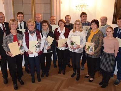 Arbeitsjubilare und ausscheidende Mitarbeiter mit Landrat Andreas Meier (links) und stv. Personalratsvorsitzende Lisa Dippl (2.v.re.)