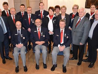 Die für ihre langjährigen Verdienste um das BRK Ausgezeichneten und die Ehrengäste