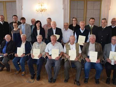 Die geehrten Feldgeschworenen mit Ehrengästen