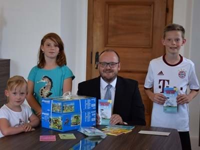 Landrat Andreas Meier mit den ersten drei Gewinnern