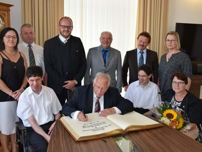 Josef Rupprecht beim Eintrag ins Goldene Buch des Landkreises Neustadt a. d. Waldnaab