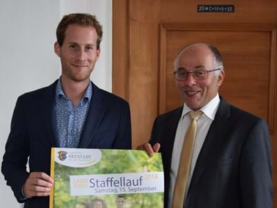 Stellvertretender Landrat Albert Nickl (rechts) und Hannes Gilch mit dem Plakat zum Landkreis-Staffellauf am 15.09.2018