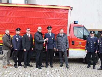 v.l.n.r.: Kreisrat Dominik Baschnagel, Kreisbrandrat Marco Saller, Klaus Lotter Landratsamt, Landrat Andreas Meier, Kommandant Gottfried Amschl,  Bürgermeister Ernst Schicketanz, 2. Kdt. Markus Lindner, KBM Sebastian Hartl