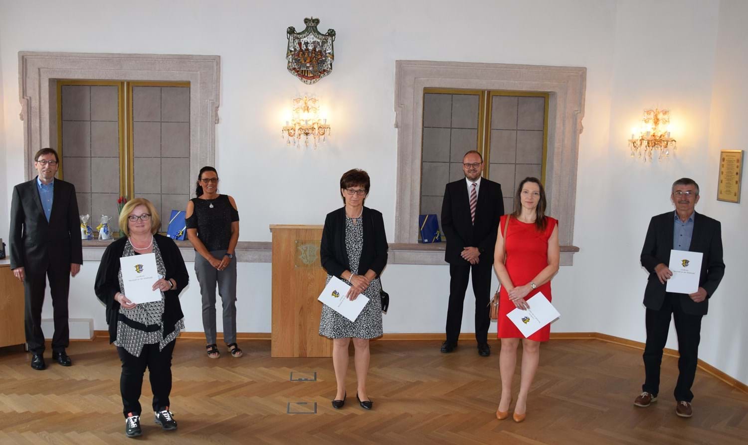 von links: Edmund Frummet (Personalchef), Brigitte Göring (Bauamt), Eva Weiß (Personalratsvorsitzende), Angelika Thurn (Verkehrswesen), Andreas Meier (Landrat), Birgit Demel (Sozialwesen), Johann Meier (Fleischbeschauer)