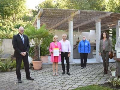 Mit dem notwendigen Abstand überreichte Landrat Andreas Meier (links) die Urkunde des Deutschen Tourismusverbandes e.V. über die 5-Sterne-Klassifizierung an die Familie Monika und Wolfgang Käß. Mit dabei waren zudem Christina Kircher vom Touris-musverband Oberpfälzer Wald (2.v.r.) und Sandra Henkens, Tourismusbeauftragte der Stadt Windischeschenbach (rechts)