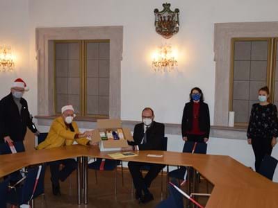 Weihnachtsaktion 2020 - DAGA unterstützt Bedürftige von links: James P. Federline (Amerikanischer DAGA-Präsident), Helmuth Wächter (Deutscher DAGA-Präsident), Andreas Meier (Landrat), Monika Robl (Sozialamtsleiterin), Christina Braun (Mitarbeiterin im Sozialamt)