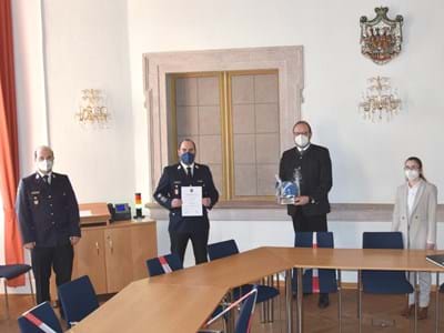 Landrat Andreas Meier überreicht an Manuel Bock die Ernennungsurkunde zum Kreisbrandmeister für Katastrophenschutz von link: Kreisbrandrat Marco Saller, Kreisbrandmeister Manuel Bock, Landrat Andreas Meier, Abteilungsleiterin Julia Schug