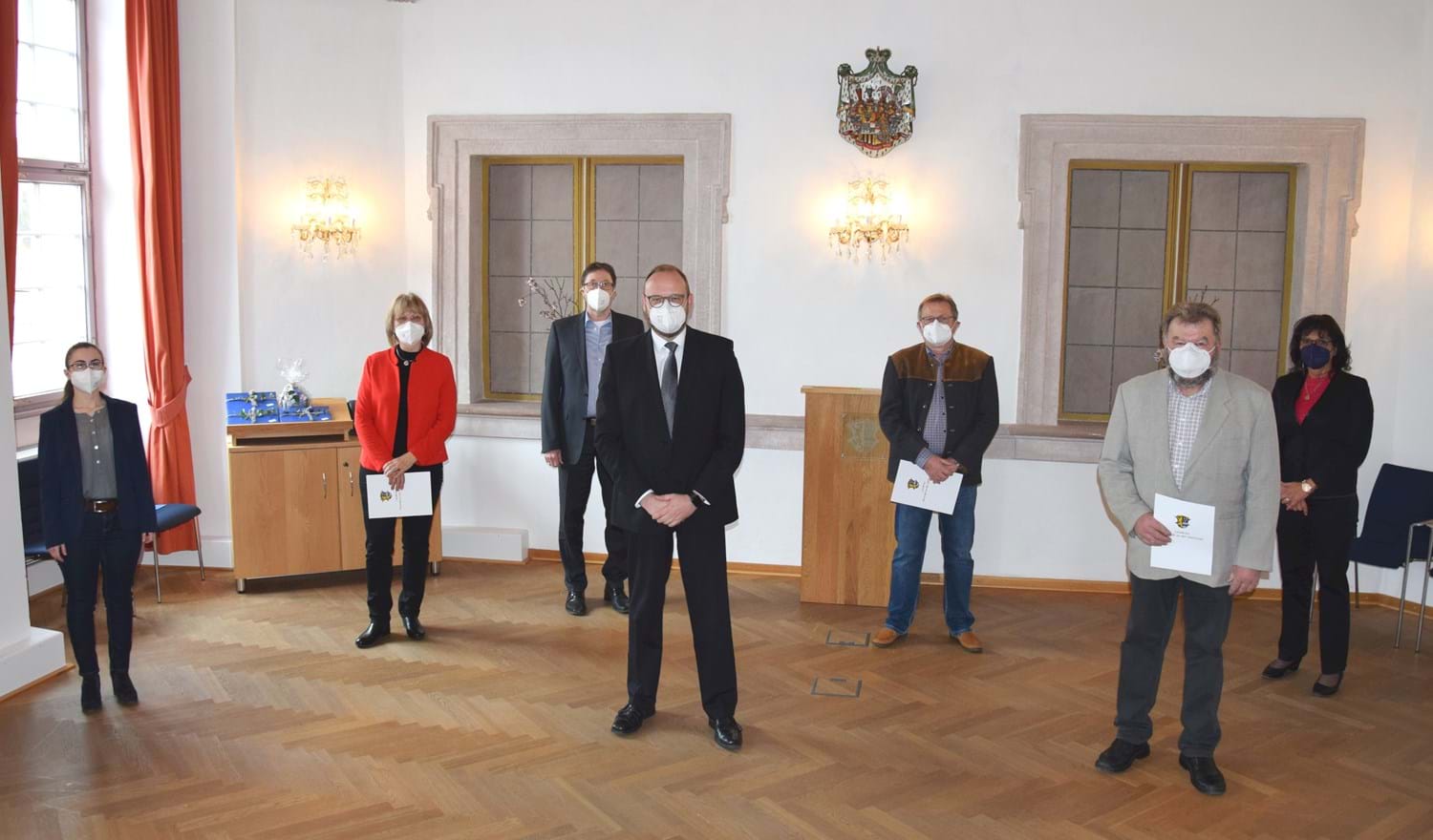(von links: Abteilungsleiterin Julia Schug, Christina Mücke (Gesundheitsamt), Personalchef Edmund Frummet, Landrat Andreas Meier, Klaus Nigg (Verkehrswesen), Rainer Radies (Veterinärwesen), Personalratsvorsitzende Eva Weiß)