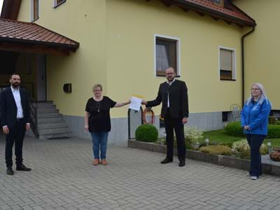 Auf dem Bild von Links: Bürgermeister Armin Bulenda, Angelika Forster, Landrat Andreas Meier, Christina Kircher