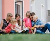 Familie auf Wiese 3